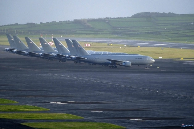 Máy bay tiếp nhiên liệu của Mỹ tại căn cứ không quân Lajes, Azores, Bồ Đào Nha