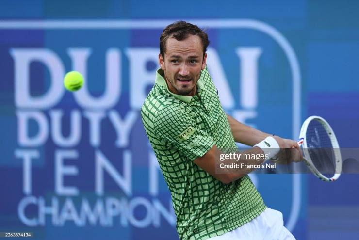 Daniil Medvedev thi đấu tập trung tại bán kết Dubai Open