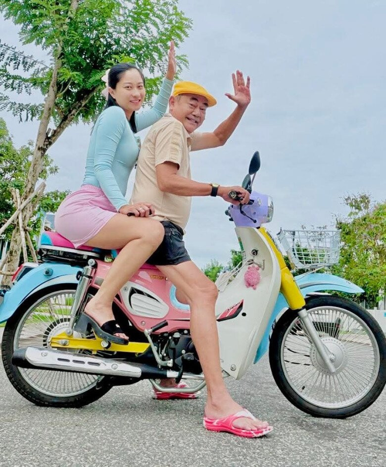 NSND Việt Anh đăng ký kết hôn với bà xã kém 36 tuổi, nhưng chưa tổ chức đám cưới.