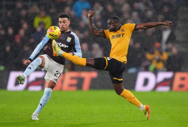 Các cầu thủ Aston Villa biểu lộ sự thất vọng trên sân của Wolves.