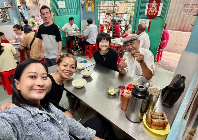 Vợ cũ và con gái riêng của NSND Việt Anh về Việt Nam, đi ăn thân thiết với Chân Chân.