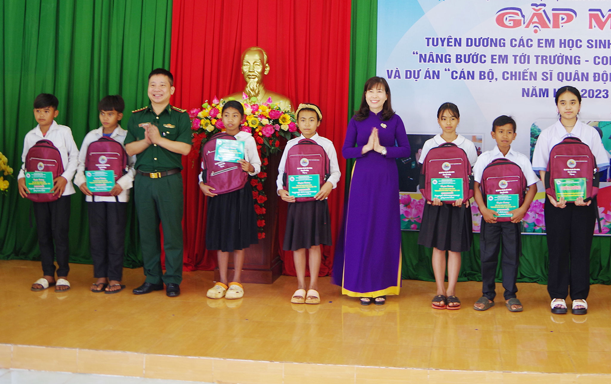 Ảnh 1 Lãnh đạo UBMTTQ tỉnh và BĐBP tỉnh tặng quà tuyên dương các em học sinh Campuchia thuộc Chương trình _Nâng bước em tới trường- Con nuôi Đồn Biên phòng_