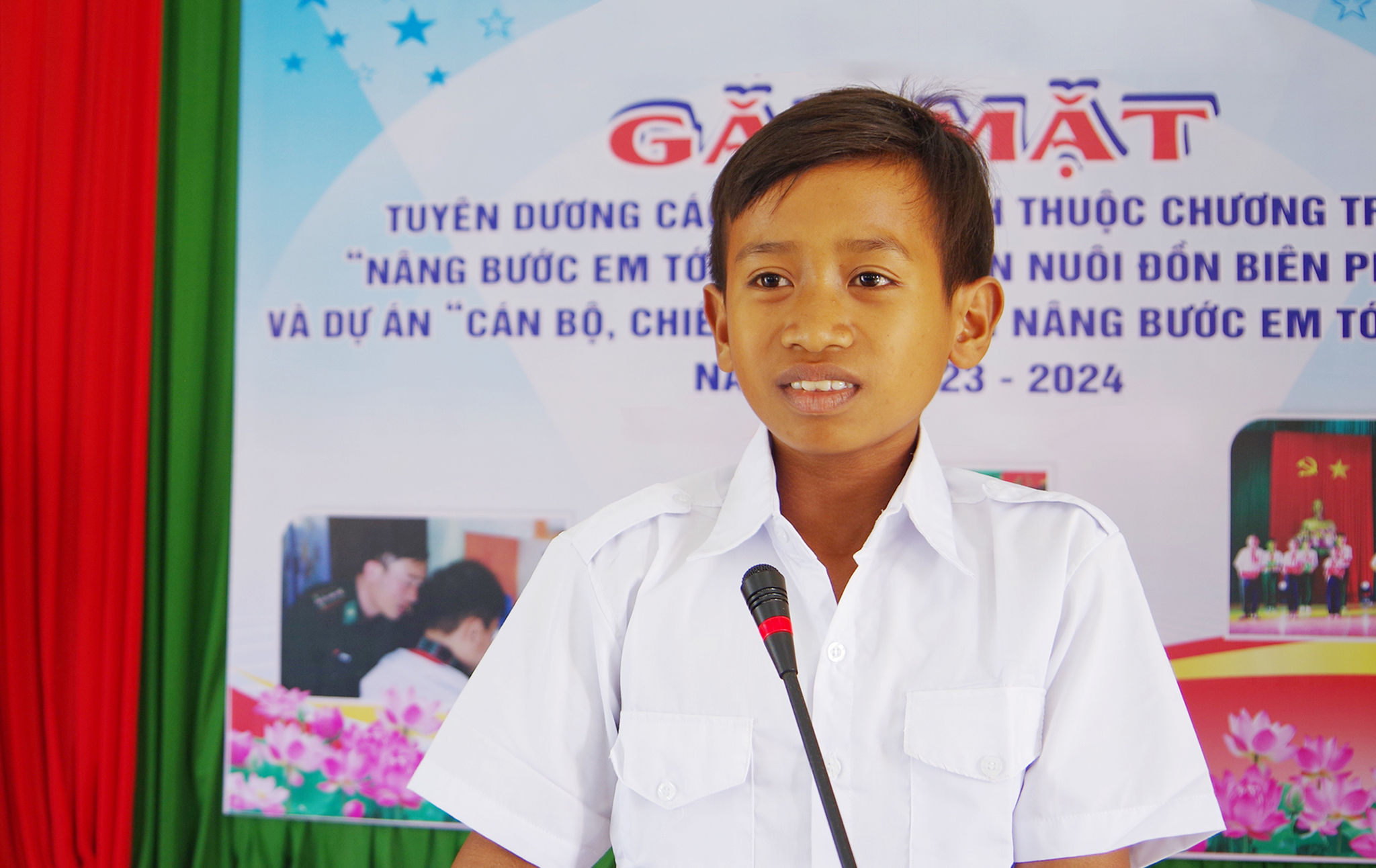 Ảnh 3 Em Khô Vin PSô Phoăn chia sẻ cảm xúc tại buổi gặp mặt tuyên dương học sinh thuộc Chương trình _Nâng bước em tới trường- Con nuôi Đồn Biên phòng_.