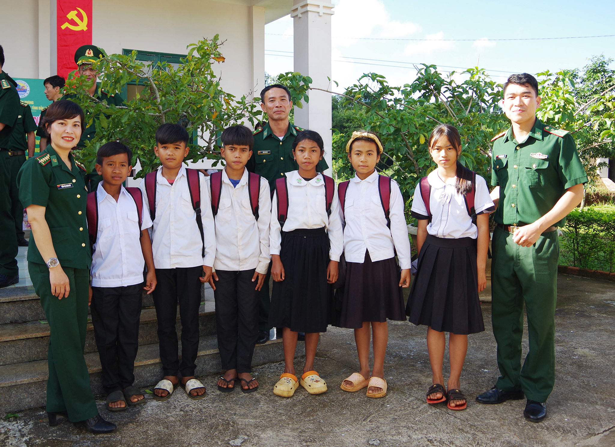 Ảnh 4 Các em học sinh Campuchia gặp gỡ các cán bộ BĐBPB tỉnh Lâm Đồng