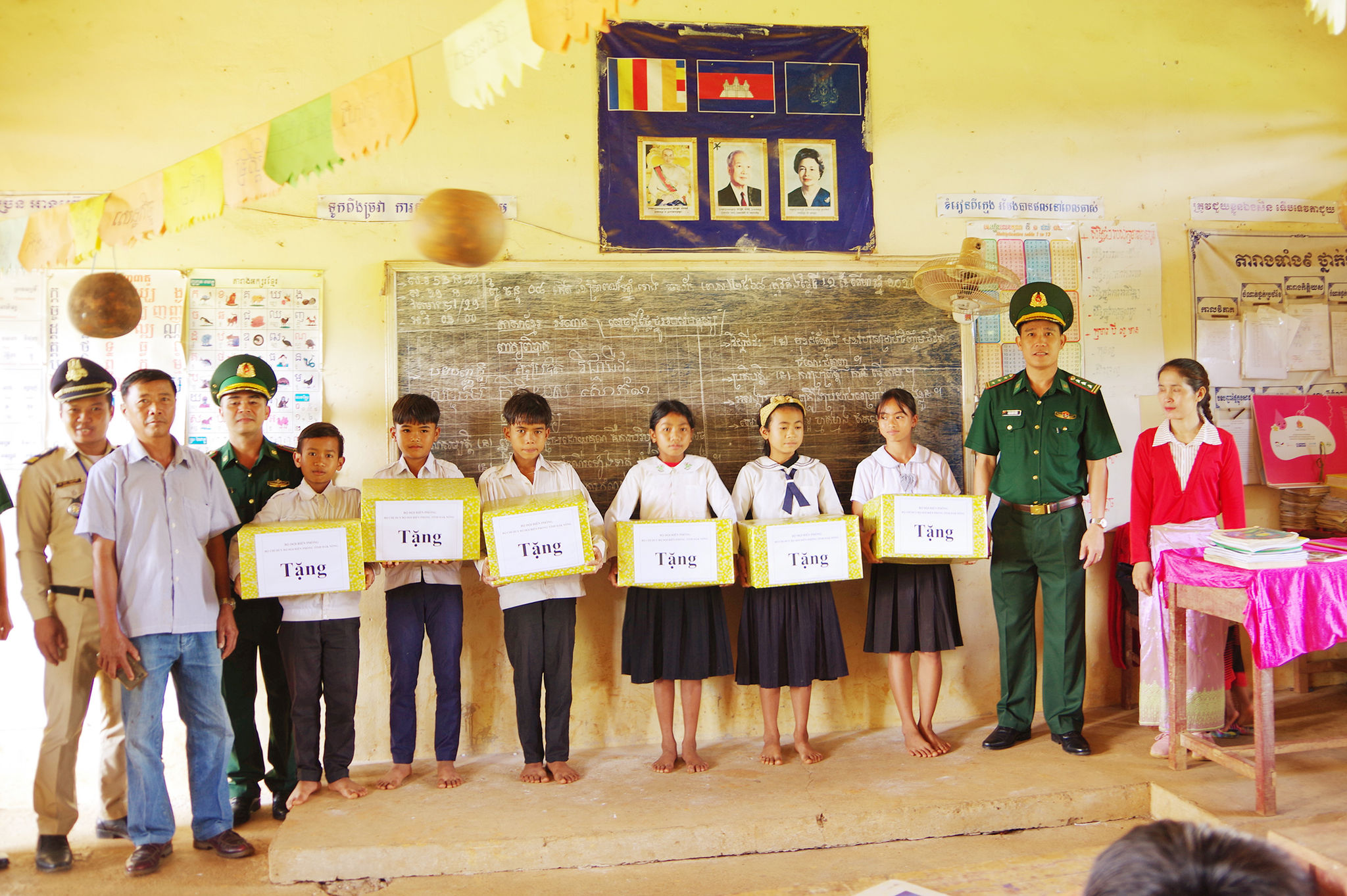 Ảnh 5 Đồn Biên phòng Cửa khẩu Bu P'răng tặng quà các em học sinh Campuchia nhân dịp năm học mới