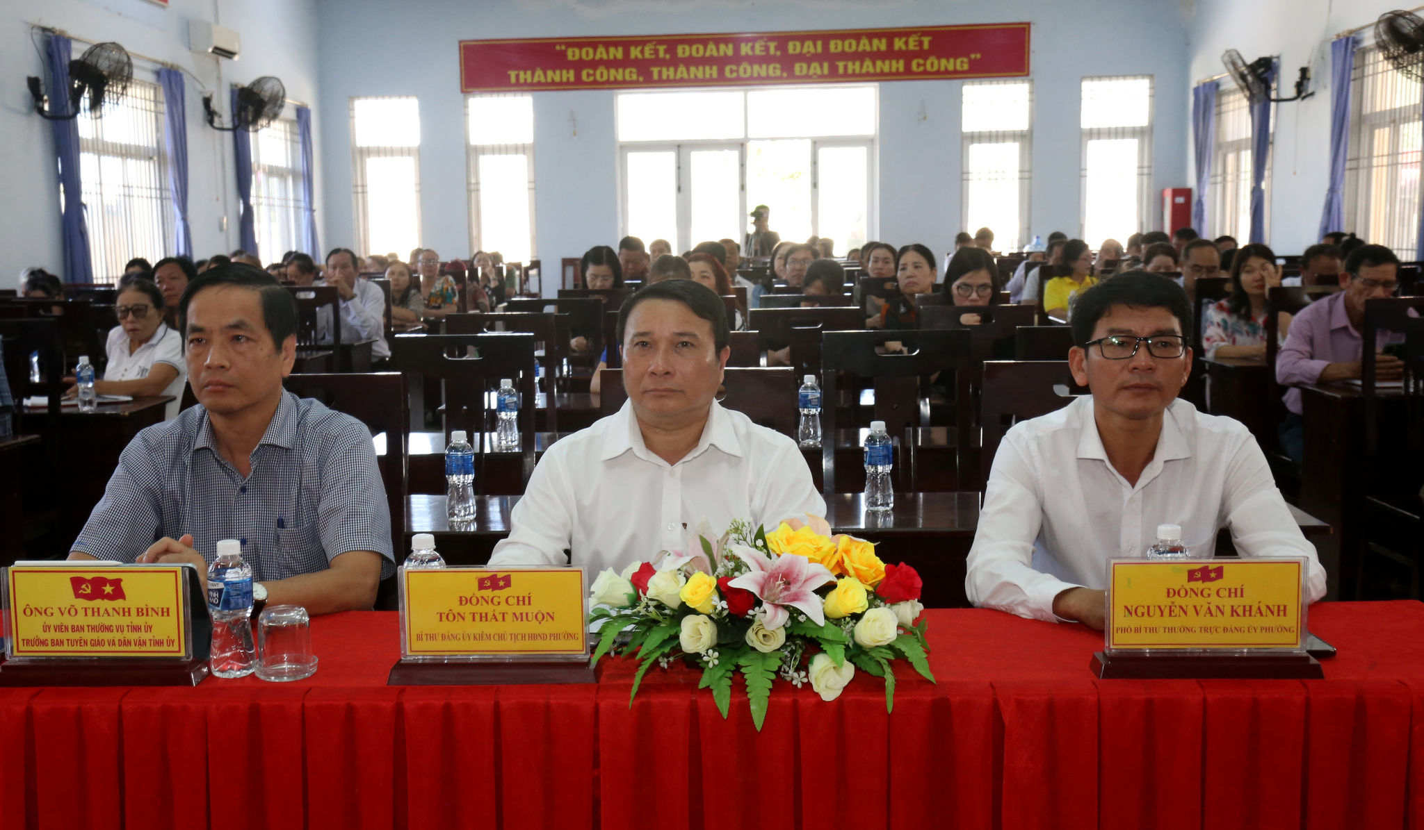 Đồng chí Võ Thanh Bình, Ủy viên Ban Thường vụ Tỉnh ủy, Trưởng Ban Tuyên giáo và Dân vận Tỉnh ủy Lâm Đồng và đồng chí Tôn Thất Muộn, Bí thư Đảng ủy phường Phước Hội dự hội nghị