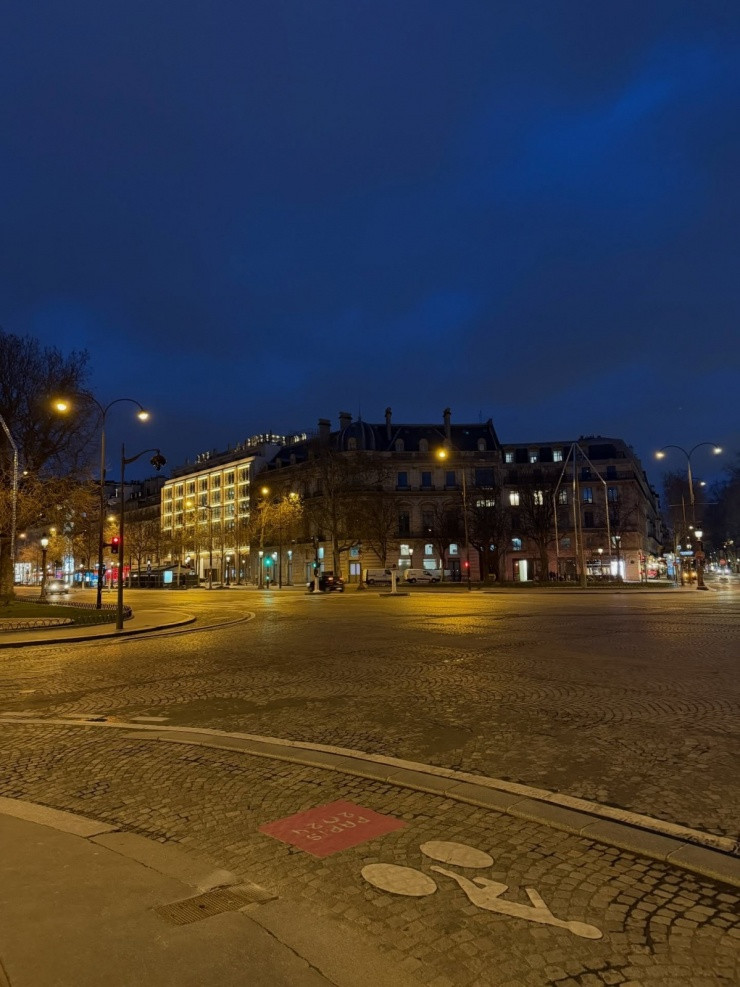 Ánh đèn đường lung linh trên đại lộ Champs-Élysées lúc sáng sớm.