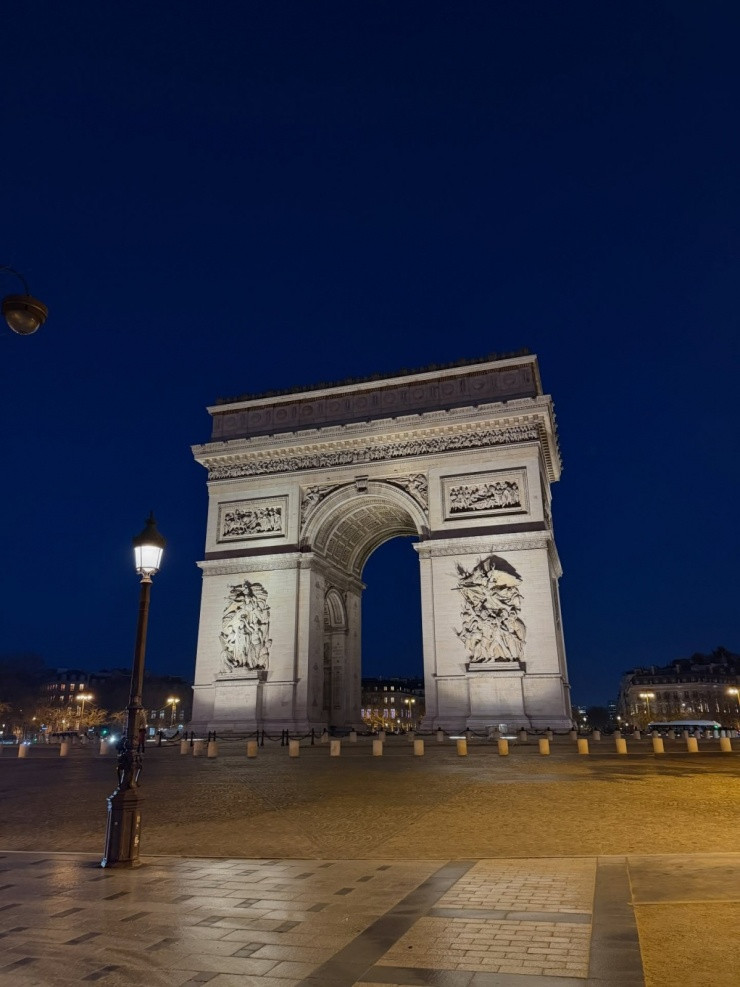 Vẻ đẹp vắng lặng của Khải Hoàn Môn (Arc de Triomphe) trong sương sớm.