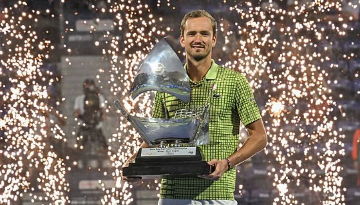 Daniil Medvedev nâng cao cúp vô địch tại Dubai Duty Free Tennis Championships 2026