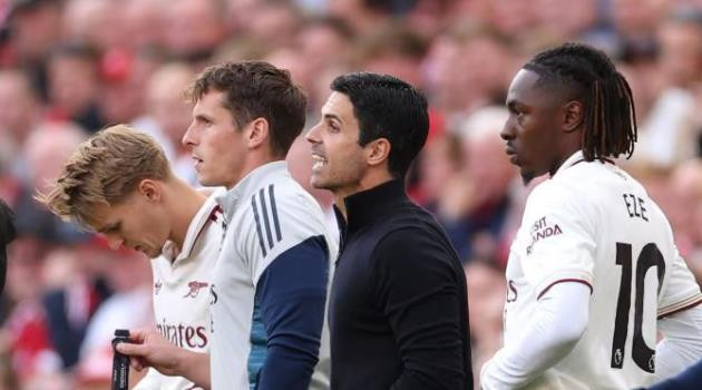 Các cầu thủ Arsenal và HLV Mikel Arteta trong buổi tập chuẩn bị cho trận derby London.