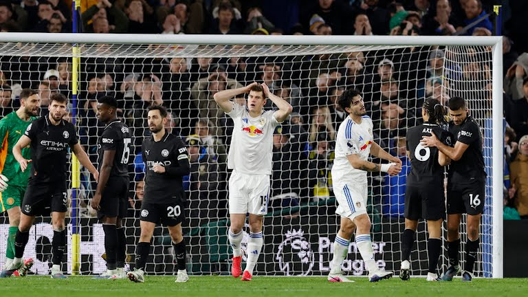 Marc Guehi đối đầu với Calvert-Lewin.