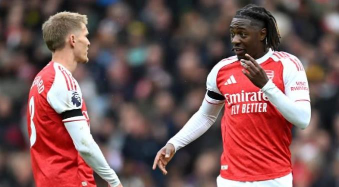 Sự cân nhắc giữa Martin Odegaard và Eberechi Eze trong đội hình xuất phát của Arsenal.