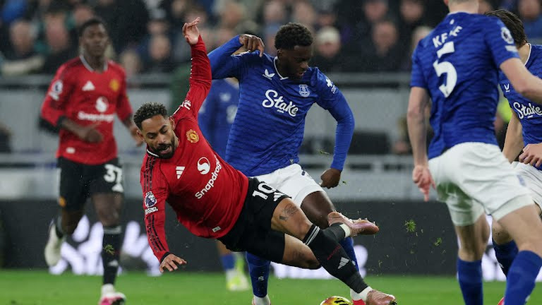 Trước đó Quỷ đỏ đã gặp khó khăn ở Everton.