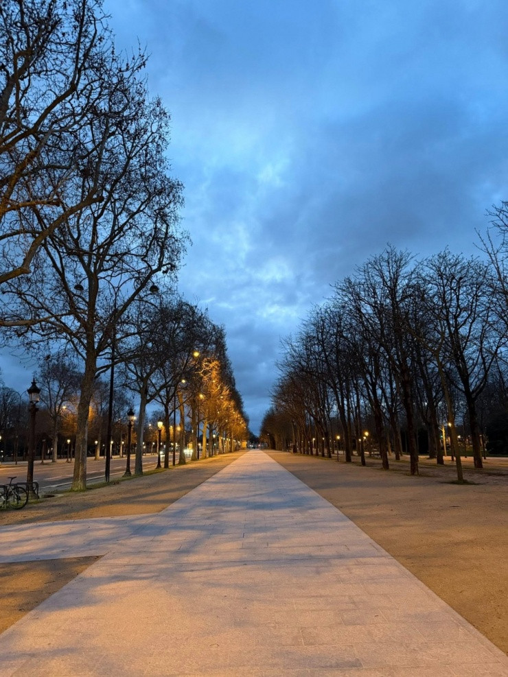 Nữ diễn viên dạo bộ khám phá thủ đô Paris lúc tờ mờ sáng do chưa quen múi giờ.