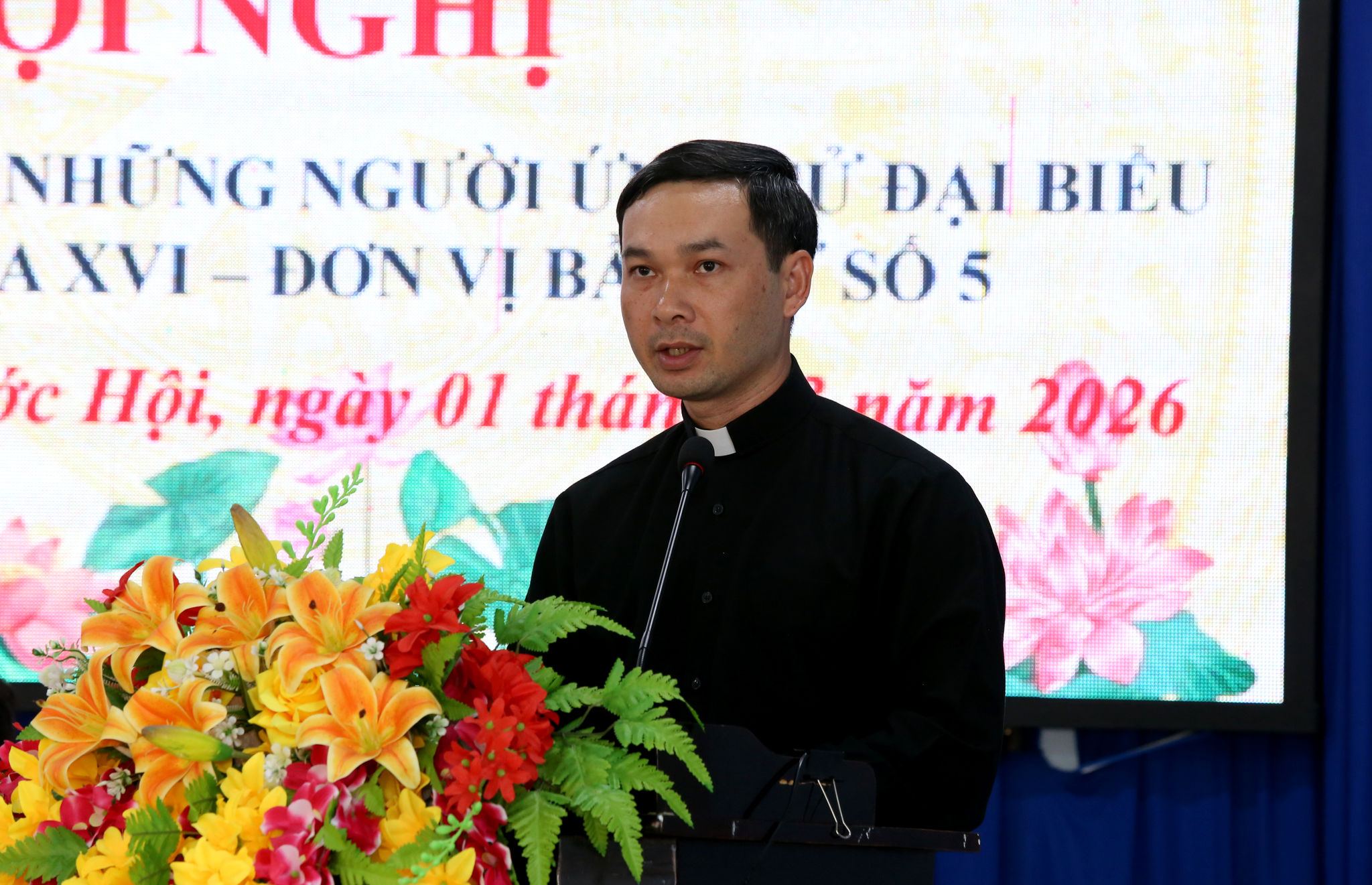 Ứng cử viên Lê Nguyên Thao trình bày chương trình hành động tại buổi tiếp xúc cử tri