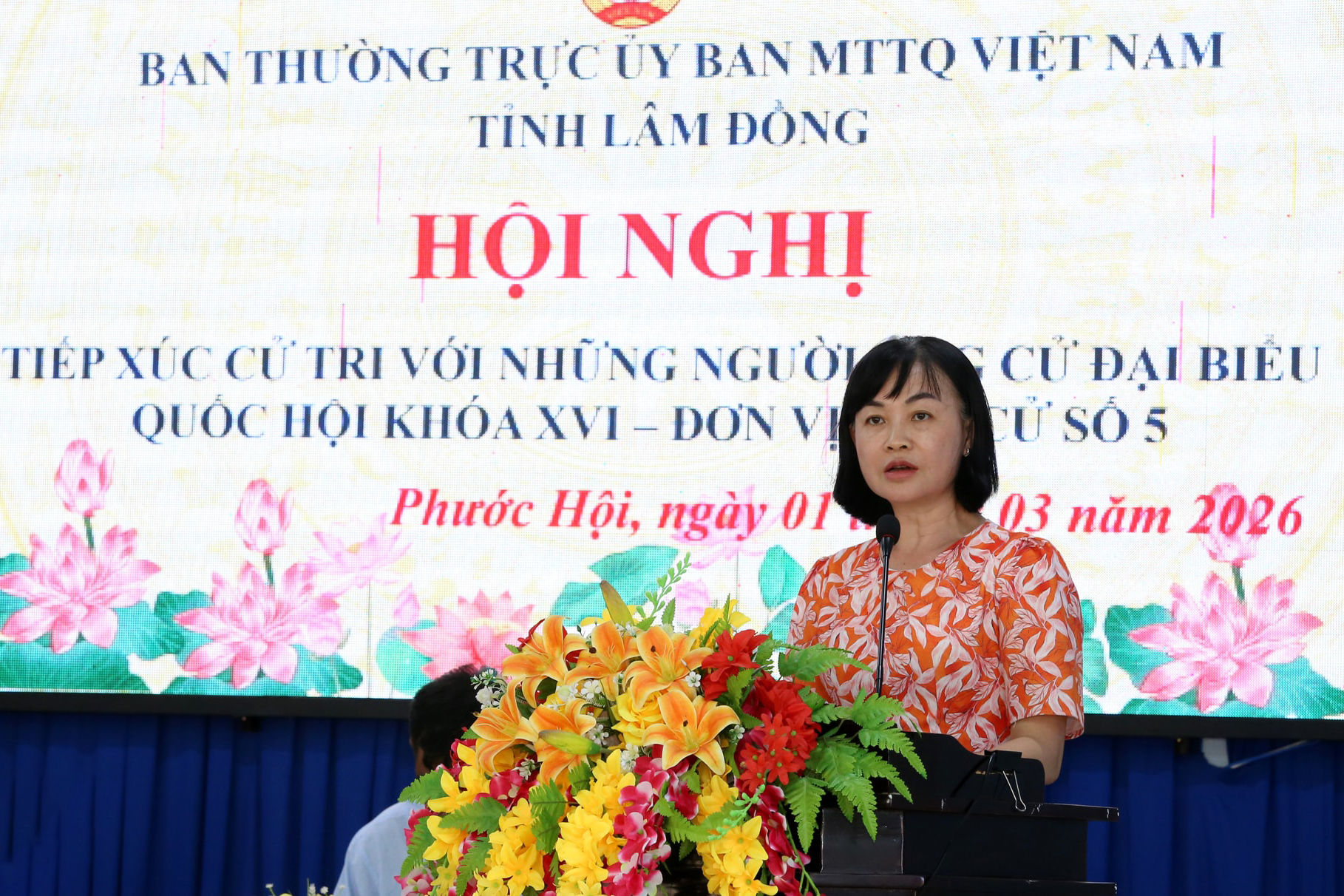 ung-cu-vien-le-thi-kieu-oanh-trinh-bay-chuong-trinh-hanh-dong-tai-buoi-tiep-xuc-cu-tri-2-.jpg