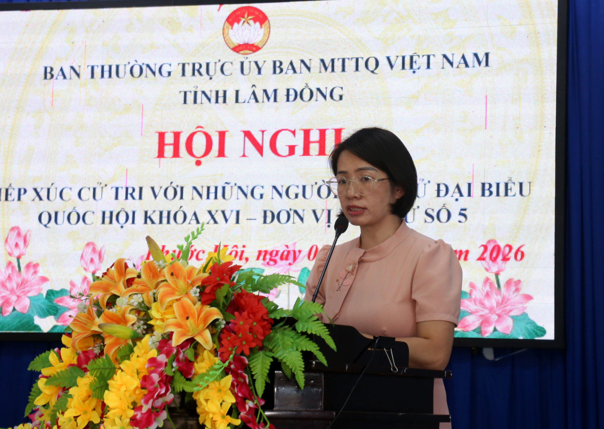 Ứng cử viên Nguyễn Thị Thanh Hương trình bày chương trình hành động tại buổi tiếp xúc cử tri (1)