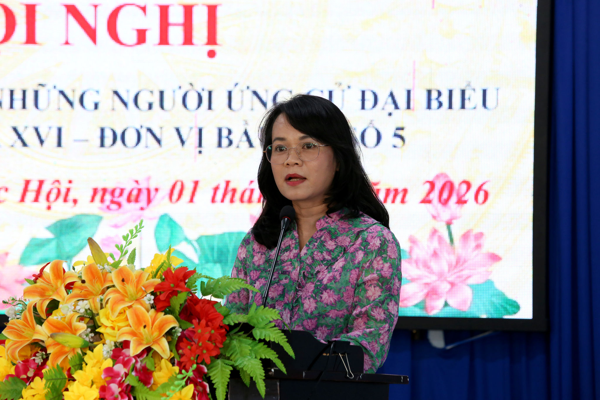 Ứng cử viên Phạm Thị Hồng Yến trình bày chương trình hành động tại buổi tiếp xúc cử tri