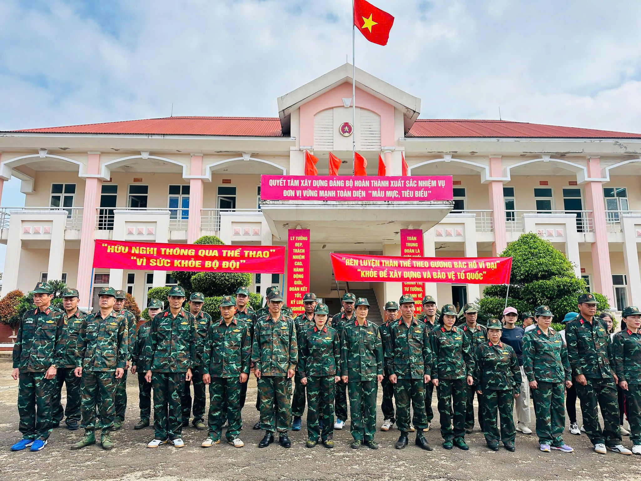 Các vận động viên tham gia tại “Ngày chạy thể thao quân sự” kết hợp “Ngày chạy Olympic”