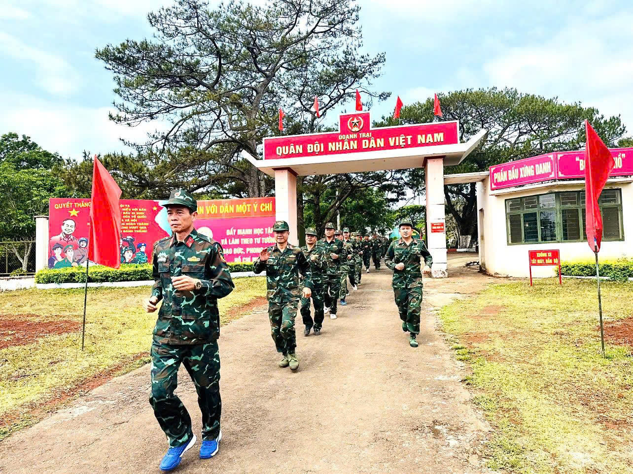 Cán bộ, công nhân viên, người lao động Trung đoàn 726 tham gia “Ngày chạy thể thao quân sự” kết hợp “Ngày chạy Olympic”