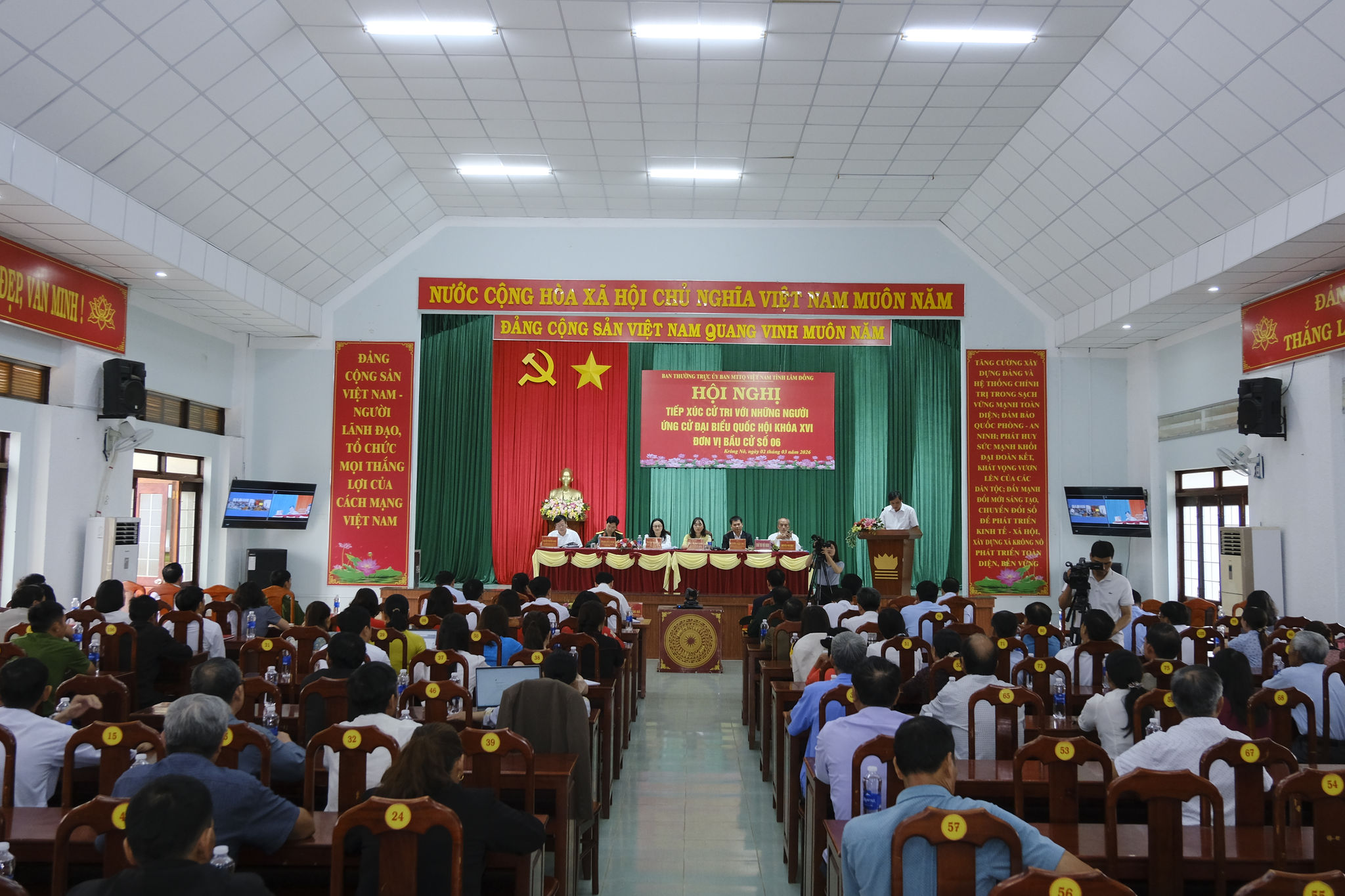 Toàn cảnh Hội nghị tiếp xúc cử tri với những người ứng cử đại biểu Quốc hội khoá XVI - Đơn vị bầu cử số 6 tổ chức tại xã Krông Nô