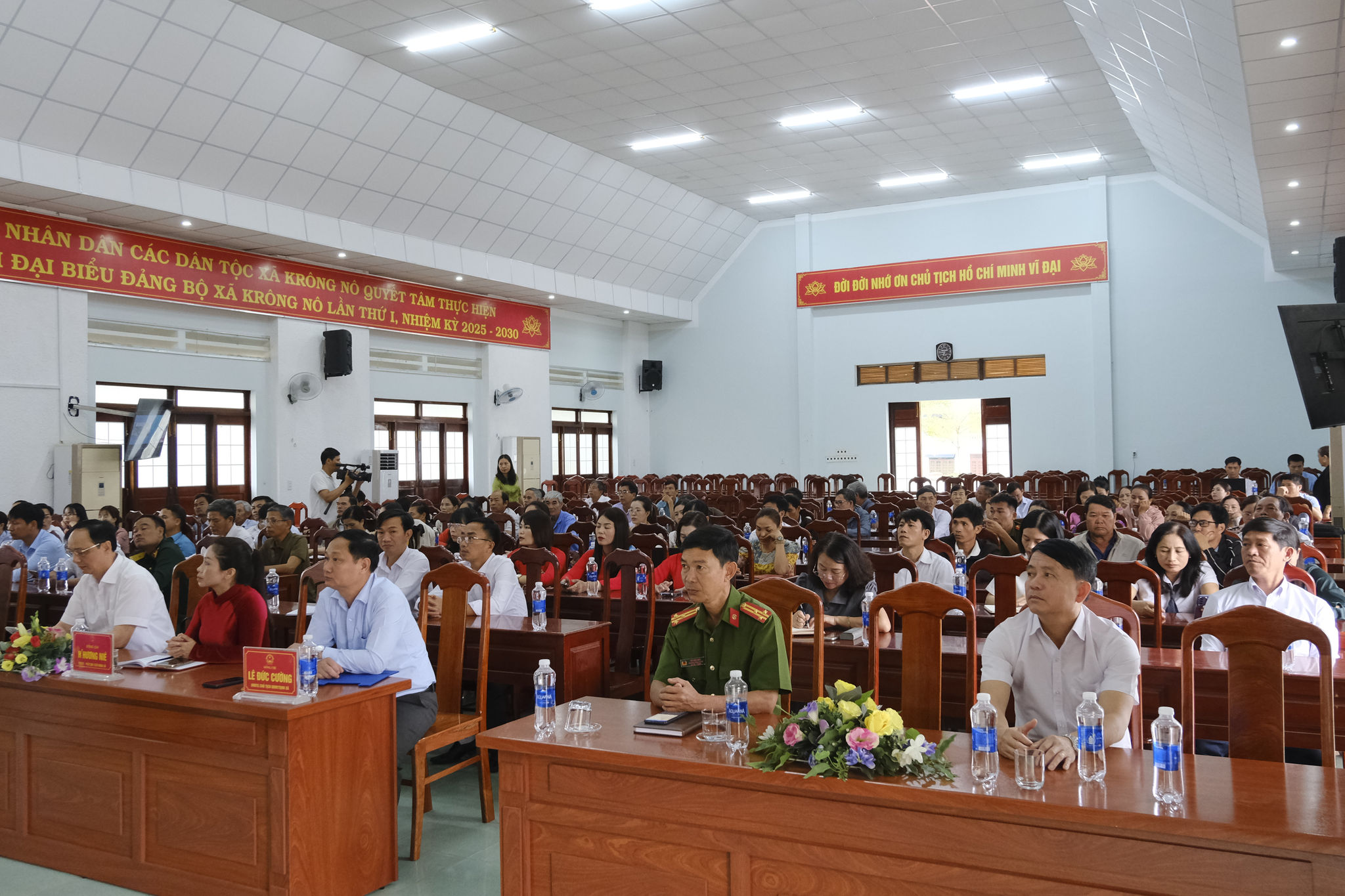 Cử tri tham gia Hội nghị trực tiếp tại xã Krông Nô