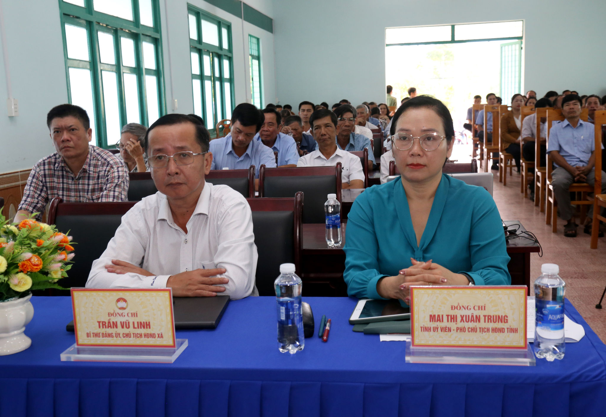 đĐồng chí Mai Thị Xuân Trung (ngồi bên phải), Tỉnh ủy viên, Phó Chủ tịch HĐND tỉnh Lâm Đồng dự hội nghị
