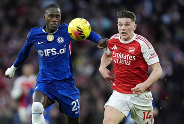 Trung vệ Trevoh Chalobah nỗ lực cản phá