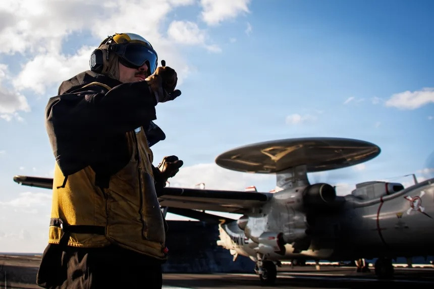 Máy bay E-2D Hawkeye chuẩn bị cất cánh trên tàu USS Gerald R. Ford