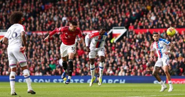 Benjamin Sesko thực hiện pha đánh đầu dũng mãnh ghi bàn thắng quyết định cho Man Utd trước Crystal Palace.