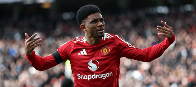 Amad Diallo thể hiện kỹ năng đi bóng khéo léo trong một trận đấu của Manchester United.