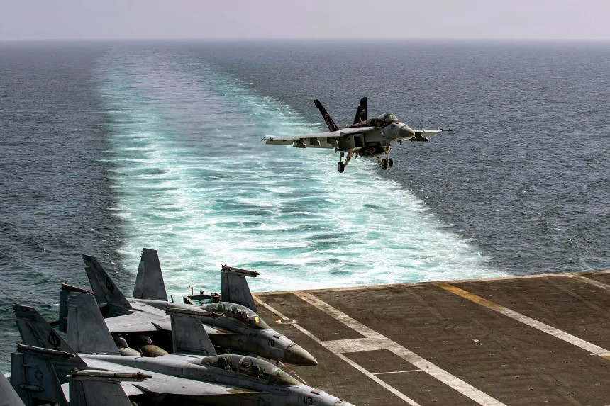 Tiêm kích F/A-18E hạ cánh trên tàu sân bay USS Abraham Lincoln