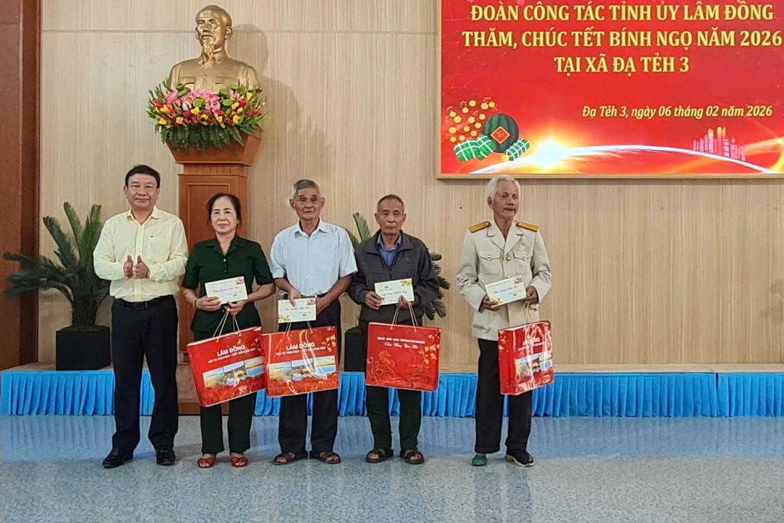 Phó Bí thư Dubaicasino88.bio Dubai88 nhà cái Bùi Thắng thăm, tặng quà Tết tại xã Đạ Tẻh 3