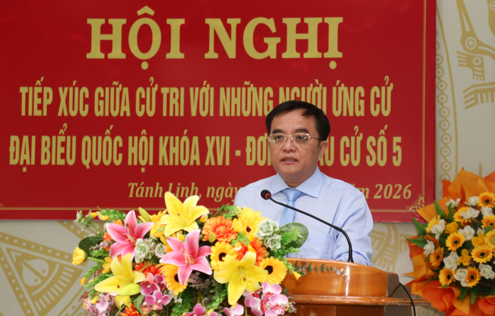Ứng cử viên Huỳnh Ngọc Liêm trình bày chương trình hành động tại buổi tiếp xúc cử tri