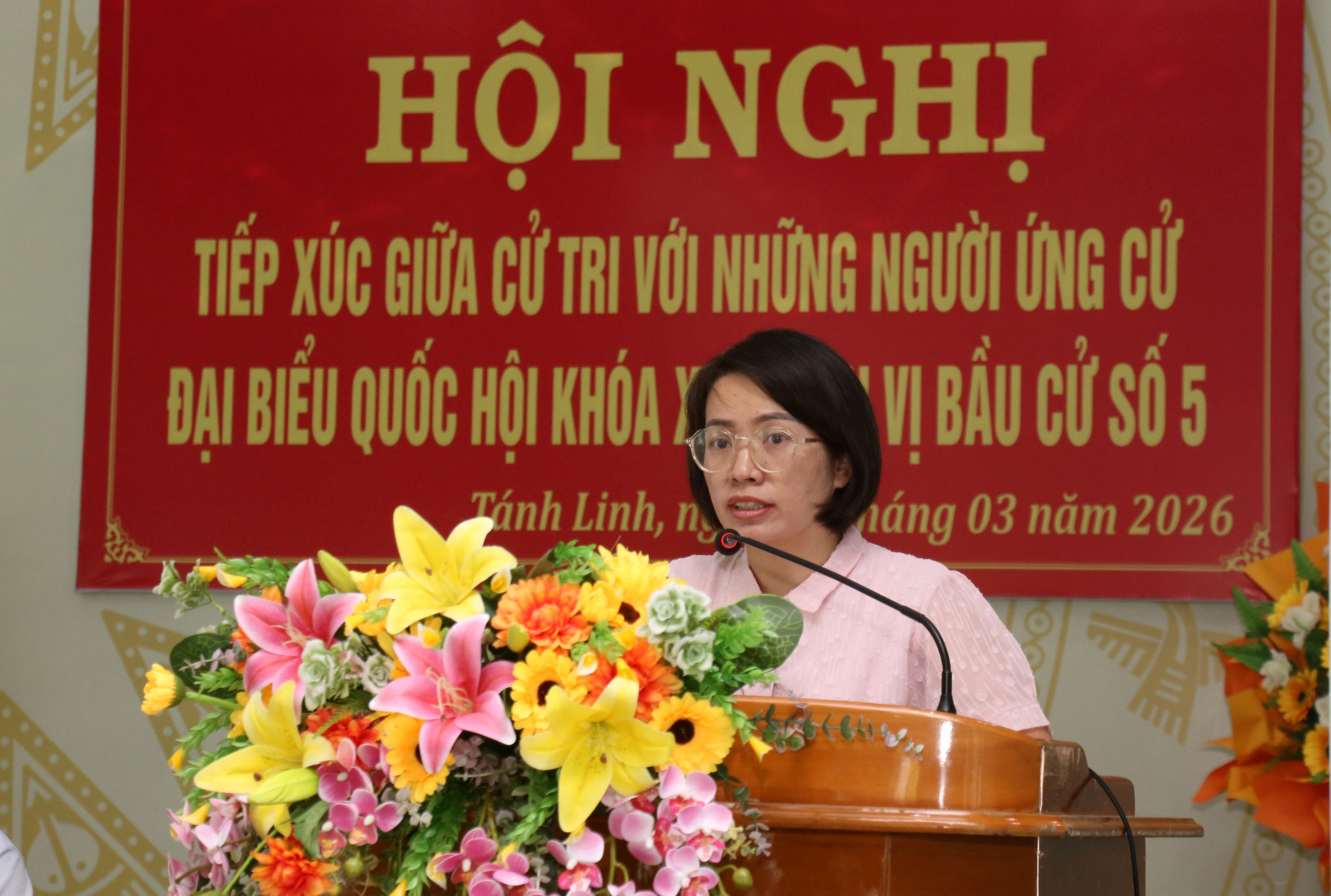 Ứng cử viên Nguyễn Thị Thanh Hương trình bày chương trình hành động tại buổi tiếp xúc cử tri