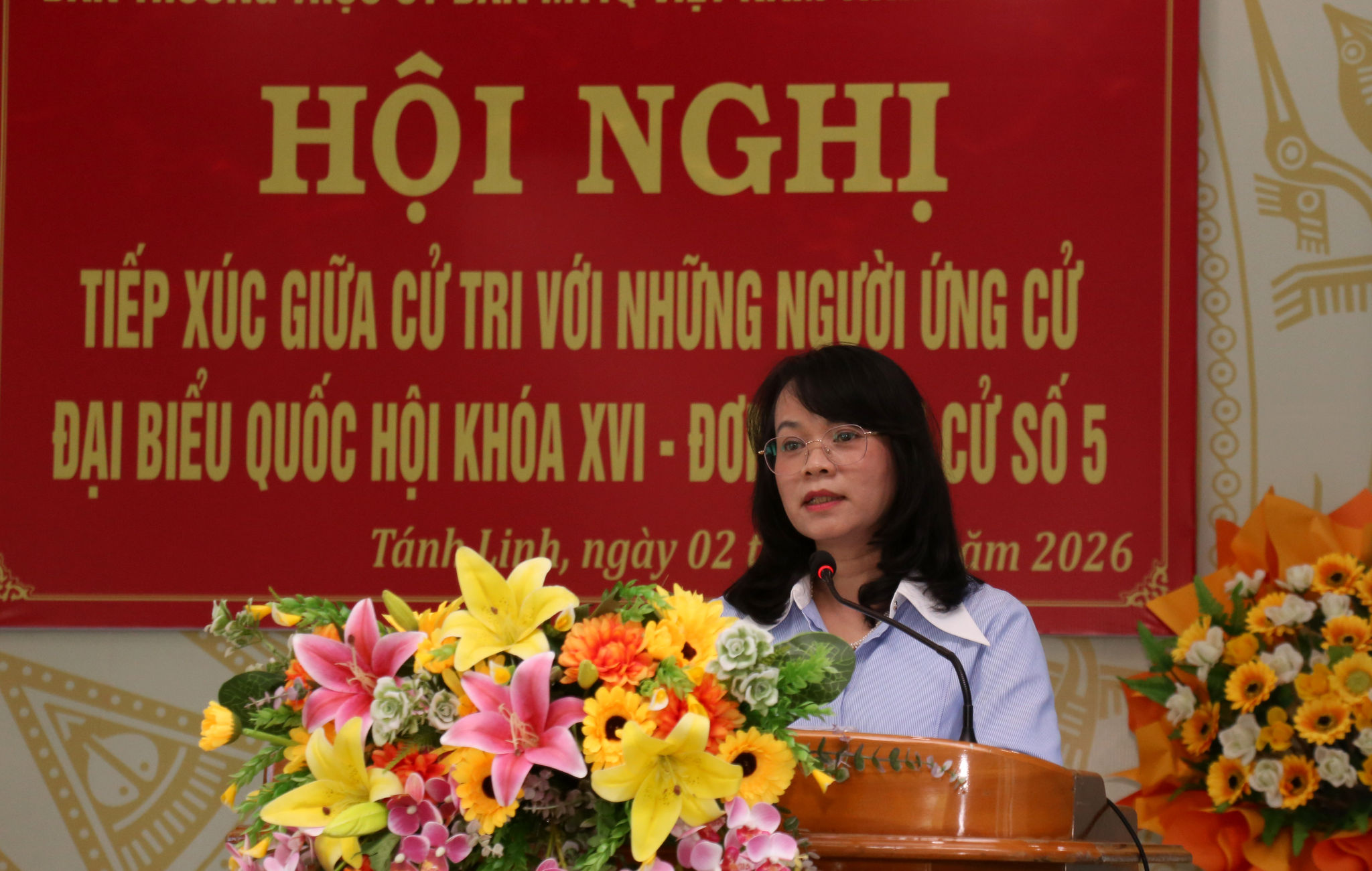 Ứng cử viên Phạm Thị Hồng Yến trình bày chương trình hành động tại buổi tiếp xúc cử tri
