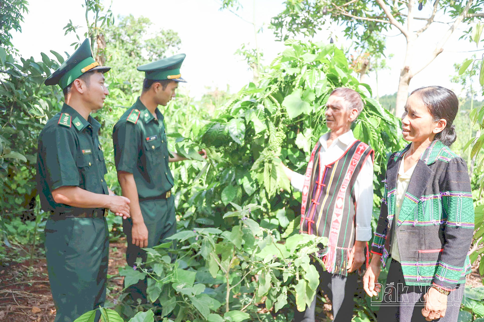 anh-5-bo-doi-bien-phong-lam-dong-tuyen-truyen-luat-bien-phong-den-voi-nguoi-dan-xa-thuan-an.jpg