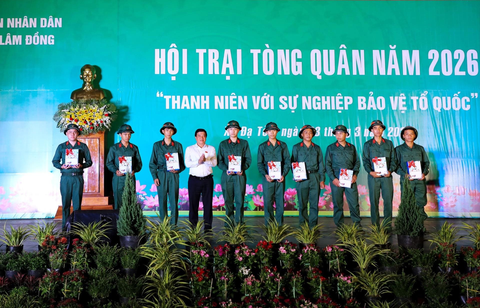 Bí thư Tỉnh ủy Lâm Đồng Y Thanh Hà Niê Kđăm tặng quà 9 thanh niên tiêu biểu trong đêm hội