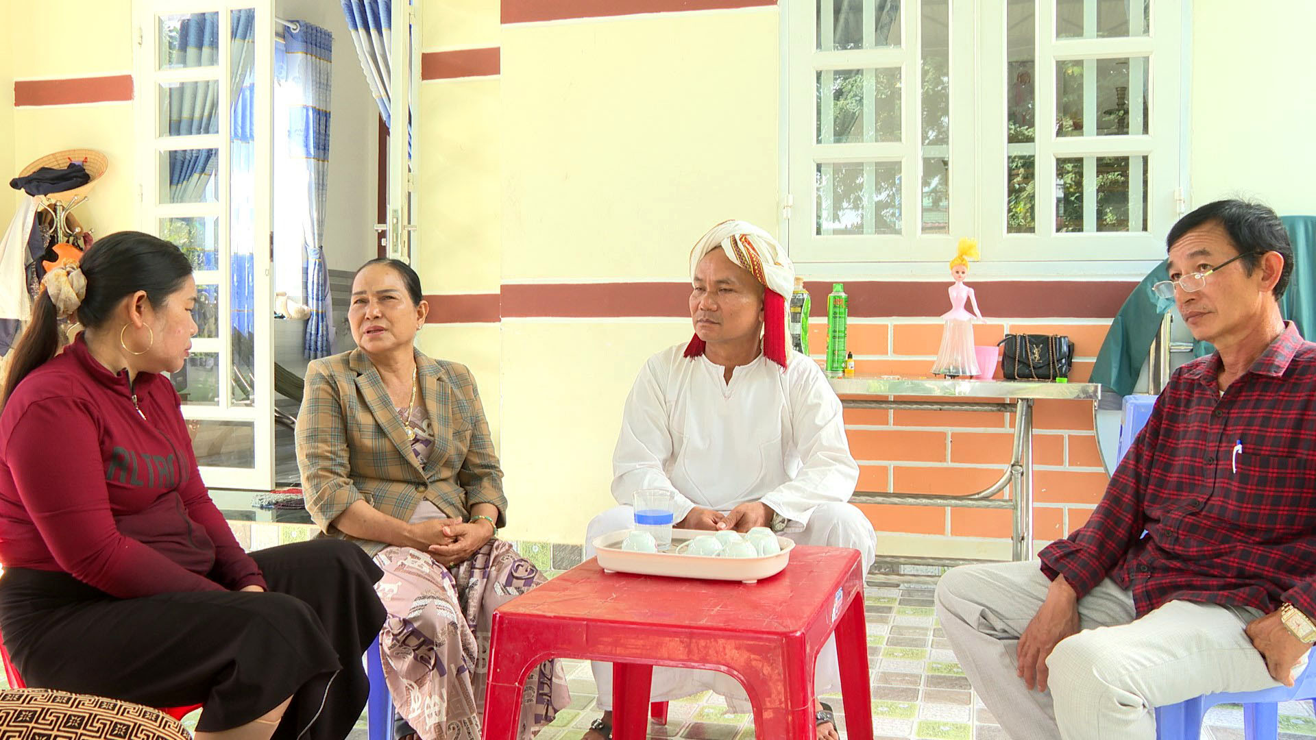 Bí thư chi bộ và các đoàn thể cùng người uy tín trong thôn Chăm, xã Tánh Linh, tỉnh Lâm Đồng đi từng nhà vận động, tuyên truyền về ngày bầu cử 15.3