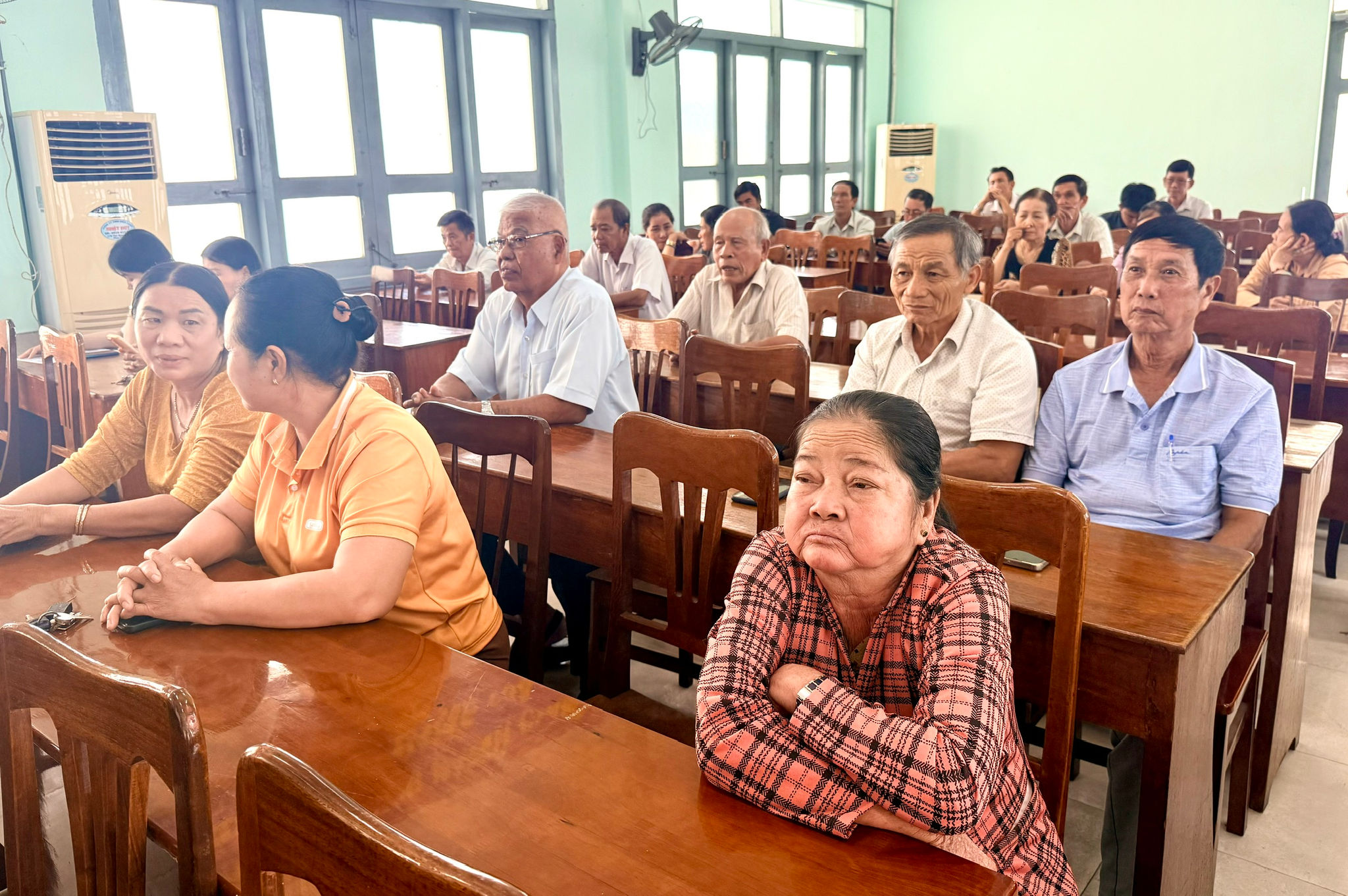Các cử tri xã Hàm Thuận tham gia hội nghị