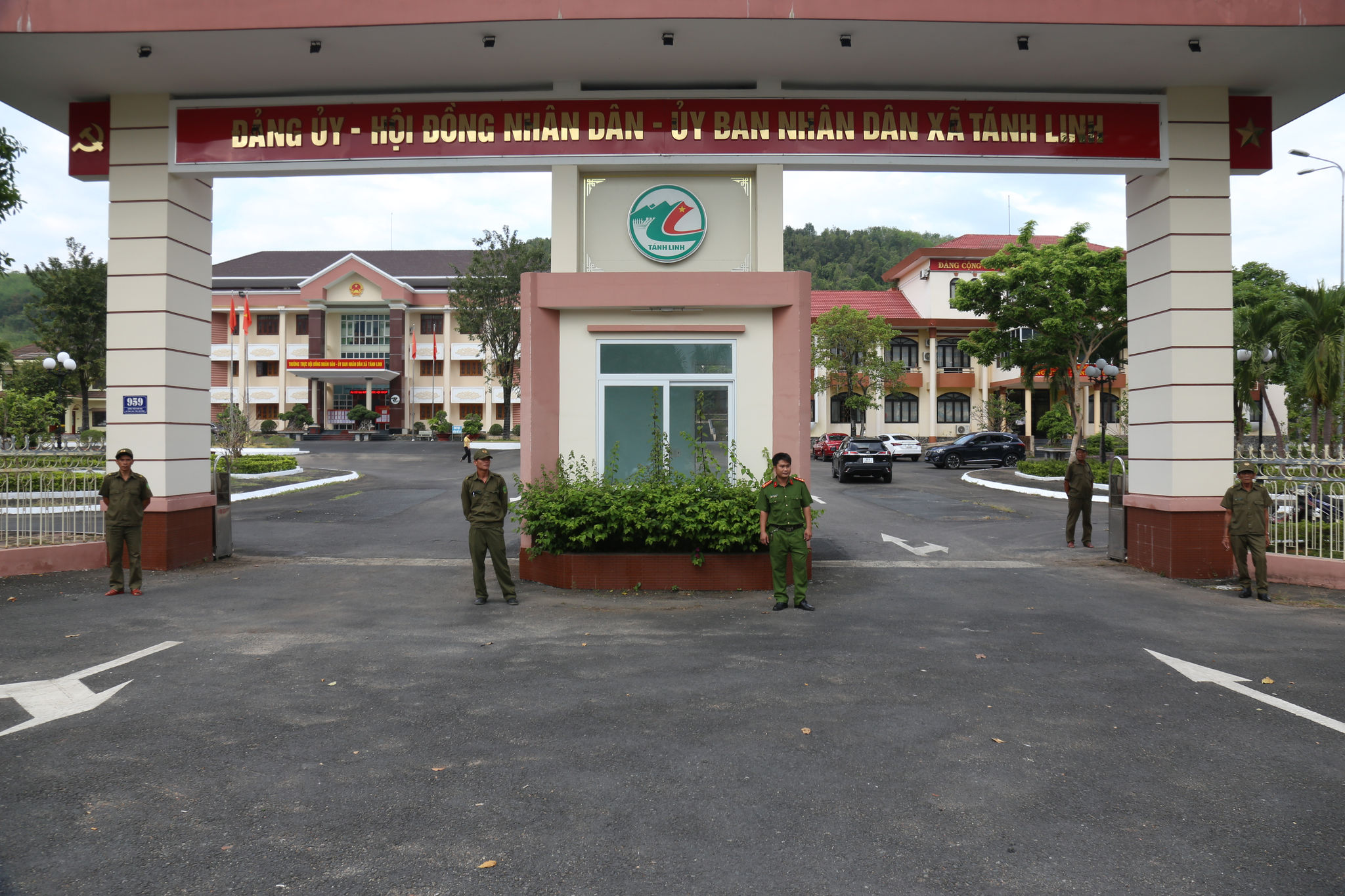 Công an xã Tánh Linh bảo đảm an ninh trật tự tại địa điểm diễn ra hội nghị tiếp xúc cử tri
