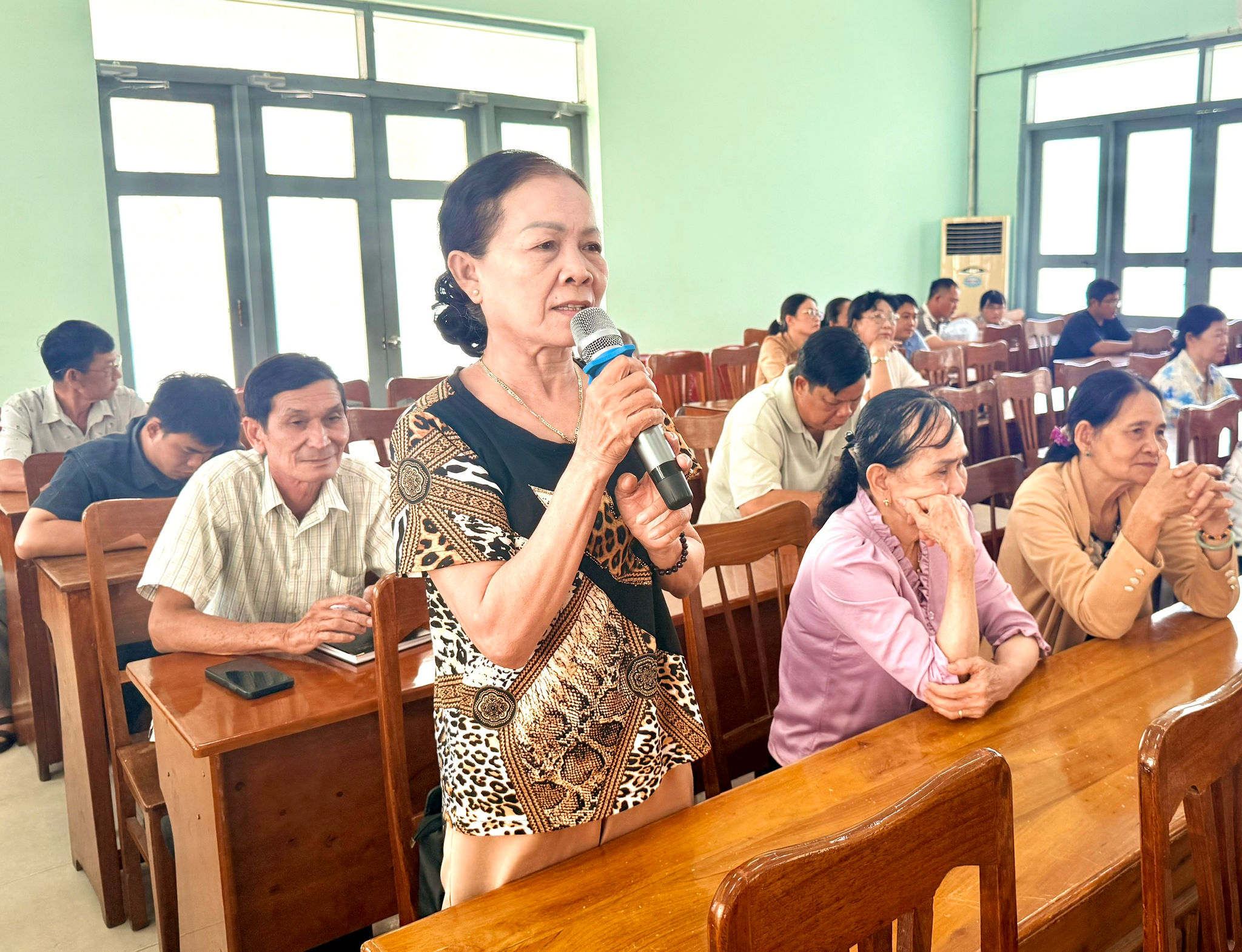 Cử tri xã Hàm Thuận bày tỏ kiến nghị tại hội nghị