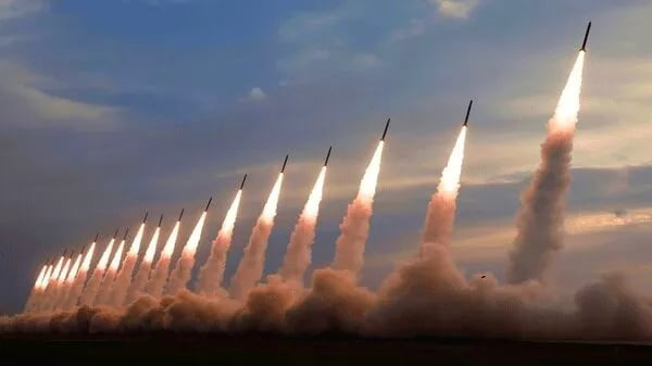 Iran phóng 40 tên lửa vào Mỹ và Israel giữa căng thẳng năm 2026 - Ảnh 1.