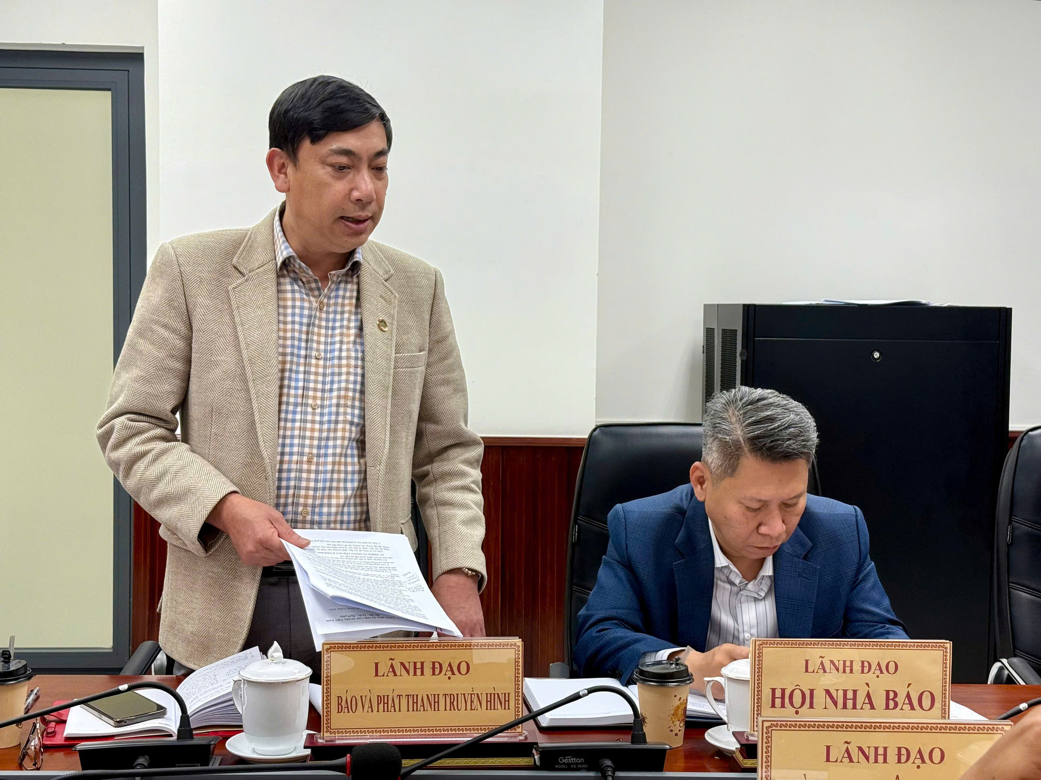 Lãnh đạo Báo và PTTH Lâm Đông phát biểu tại hội nghị giao ban báo chí