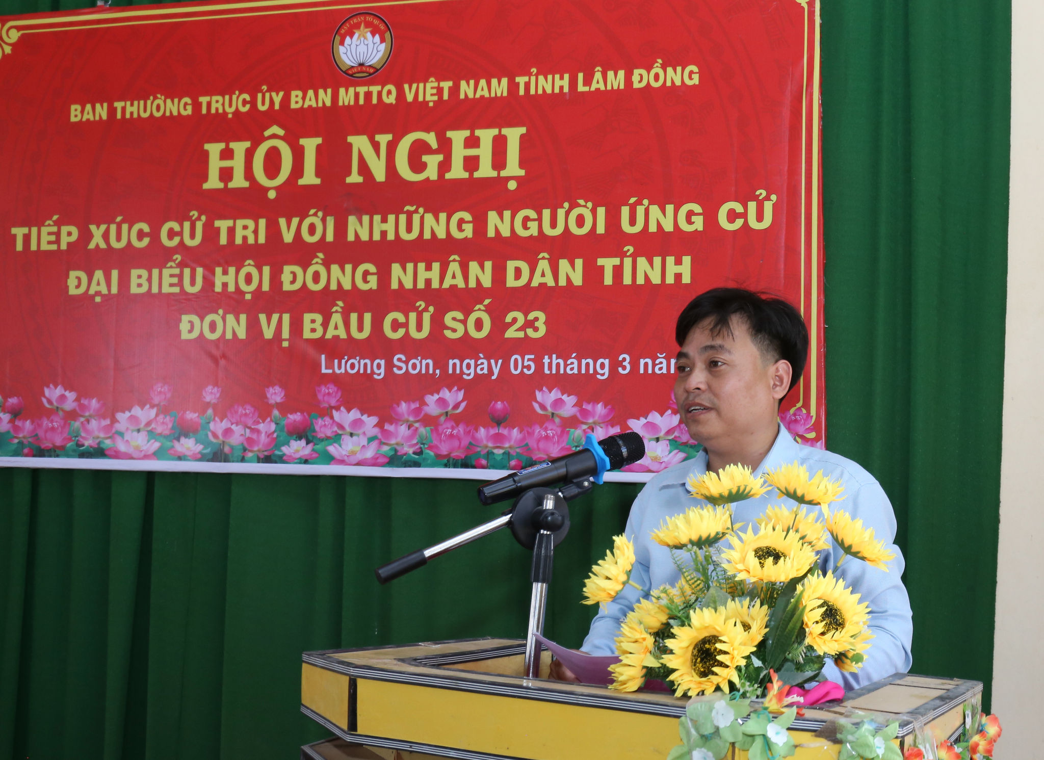 Ứng cử viên Nguyễn Quang Thái Hưng trình bày chương trình hành động tại hội nghị tiếp xúc cử tri