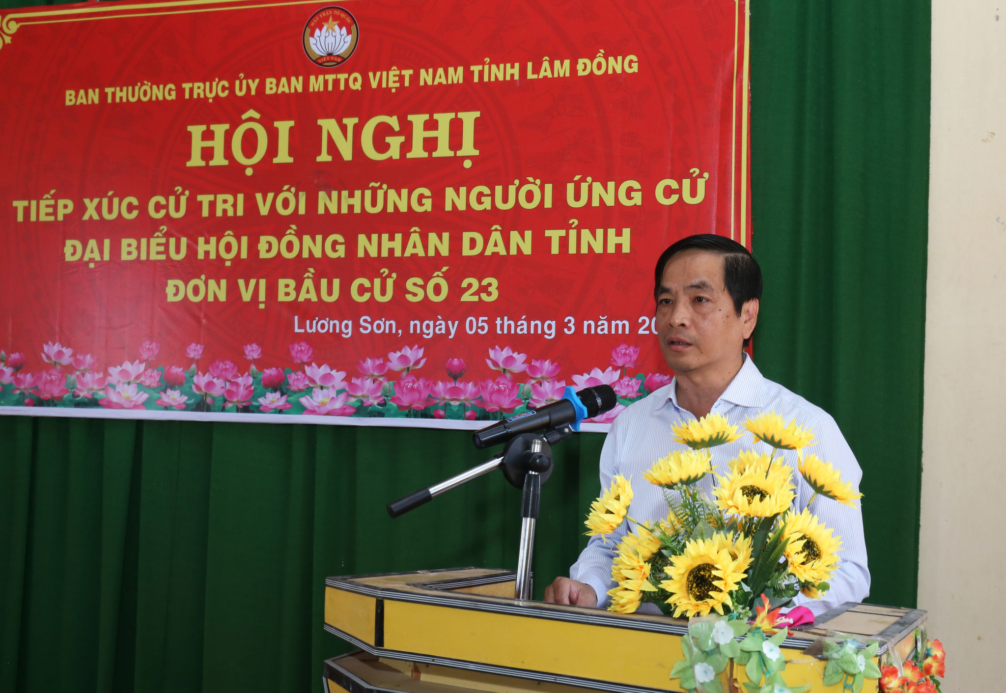 Ứng cử viên Võ Thanh Bình trình bày chương trình hành động tại hội nghị tiếp xúc cử tri