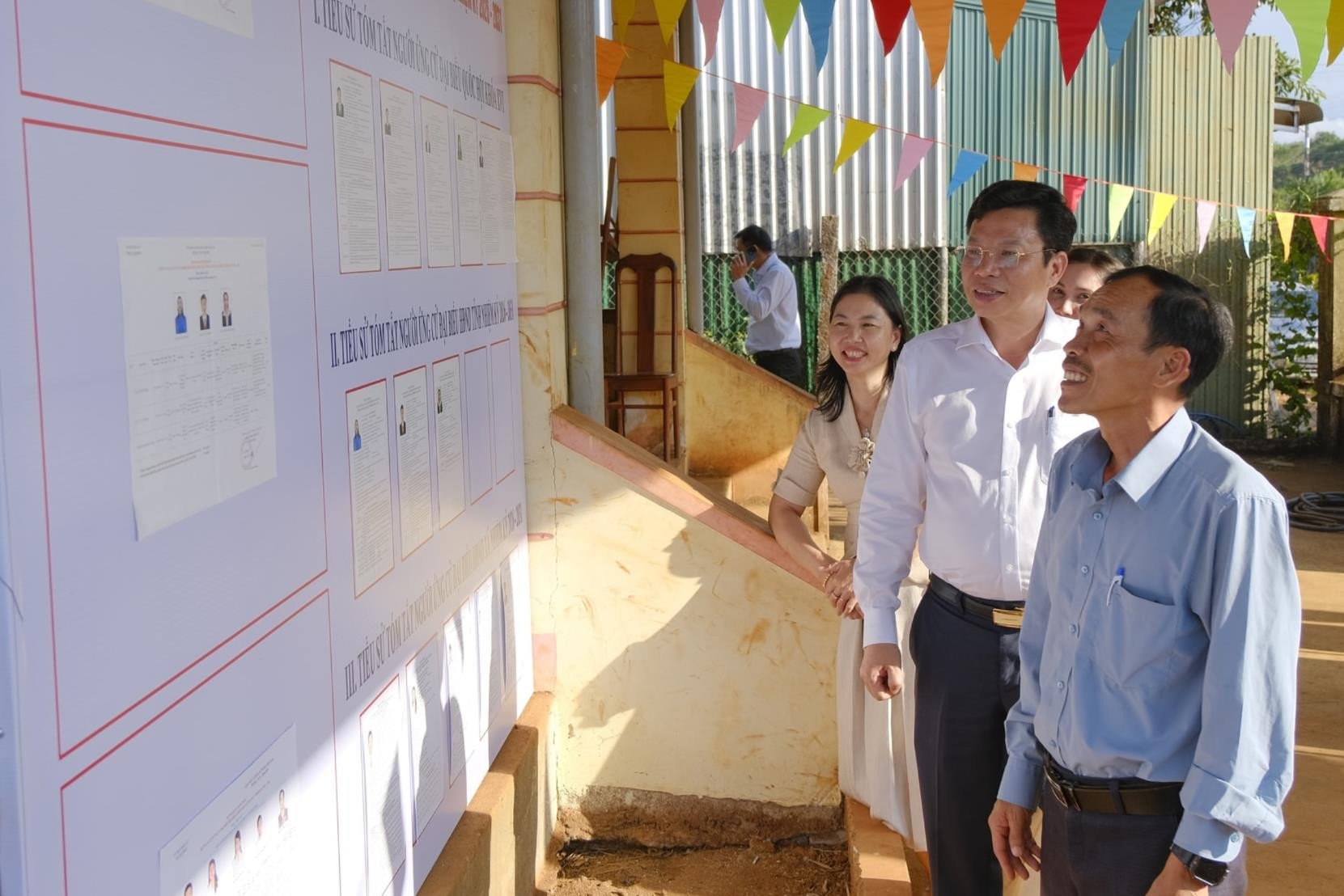 Đồng chí Lưu Văn Trung, Phó Bí thư Tỉnh ủy, Chủ tịch HĐND tỉnh, Chủ tịch Ủy ban Bầu cử tỉnh Lâm Đồng kiểm tra công tác chuẩn bị tại khu vực bỏ phiếu số 19, bon Bu Đách