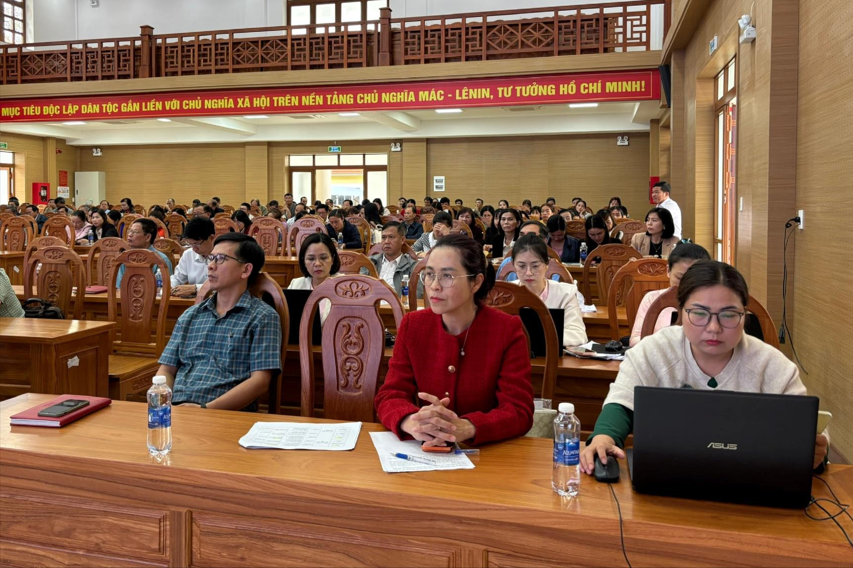 cac-buoi-hop-ve-bau-cu-voi-dong-dao-cu-tri-tham-gia.jpg