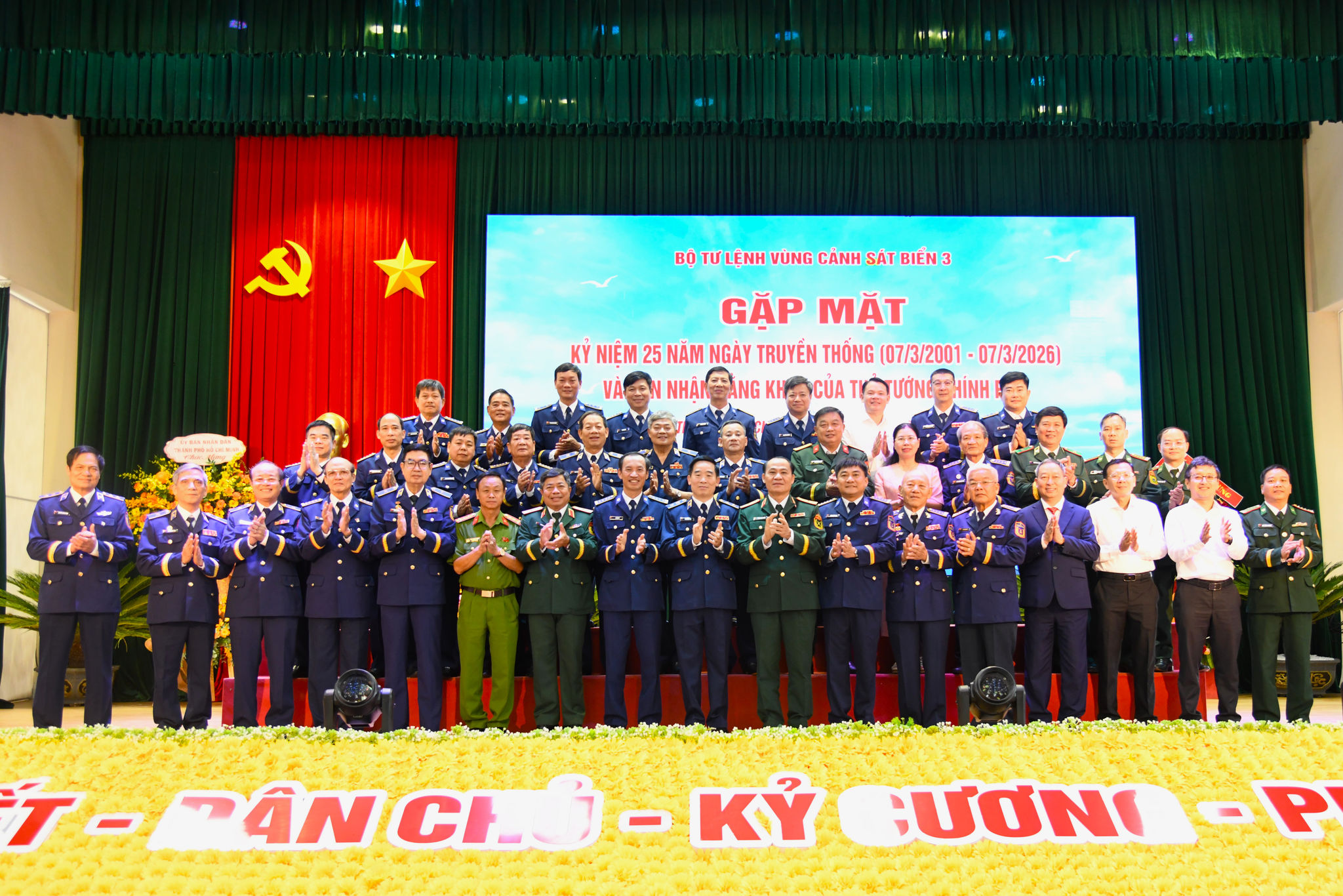 Các đại biểu chụp ảnh lưu niệm