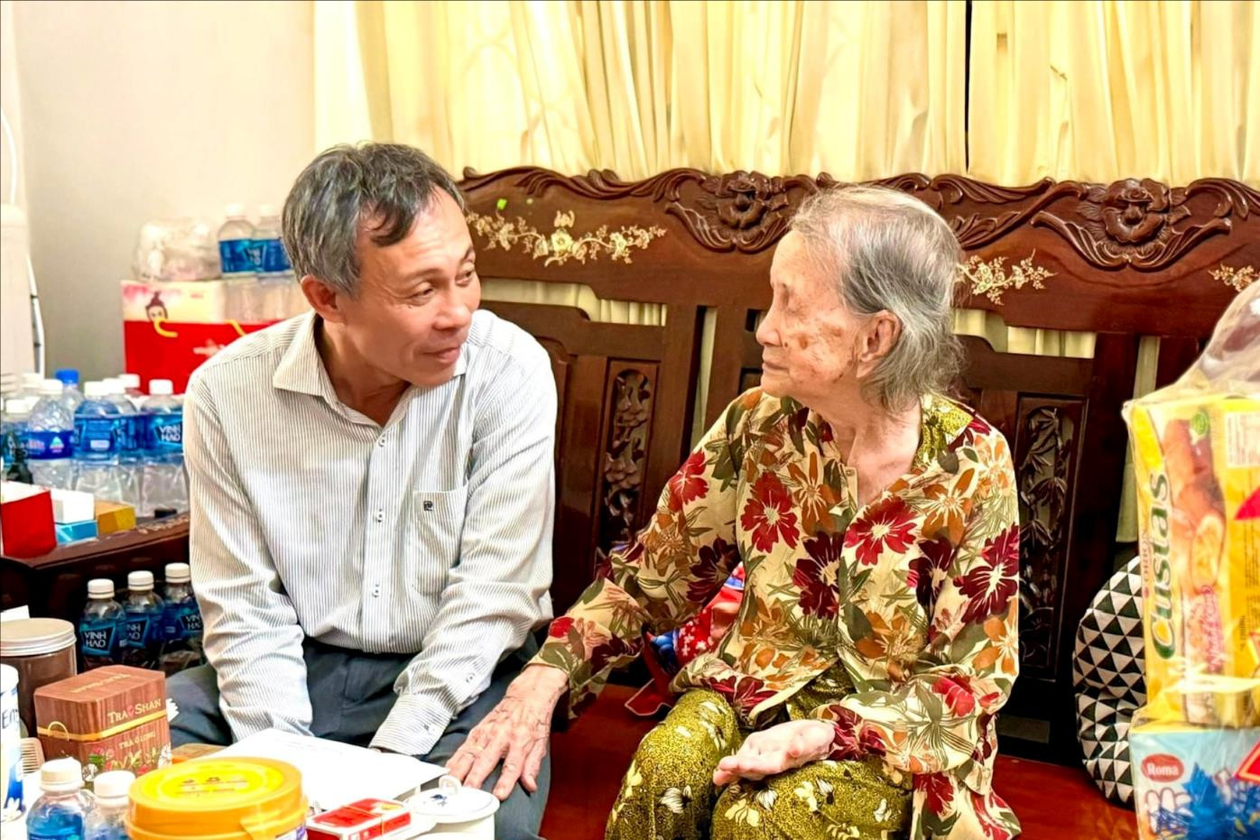 dong-chi-nguyen-van-ta-uy-vien-ban-thuong-vu-tinh-uy-bi-thu-dang-uy-phuong-phan-thiet-tham-tang-qua-cho-cac-gia-dinh-liet-si-thuong-binh-tren-dia-ban-phuong.jpg